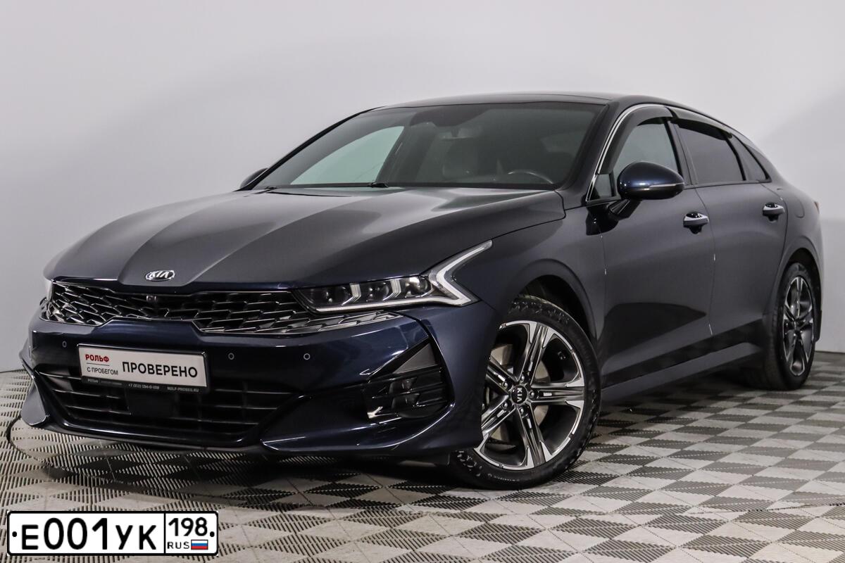 Фото автомобиля KIA K5, 2020 — госномер Е001УК198. Цвет: синий