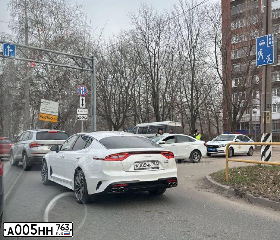 Фото автомобиля KIA STINGER, 2018 — госномер А005НН763. Цвет: Белый