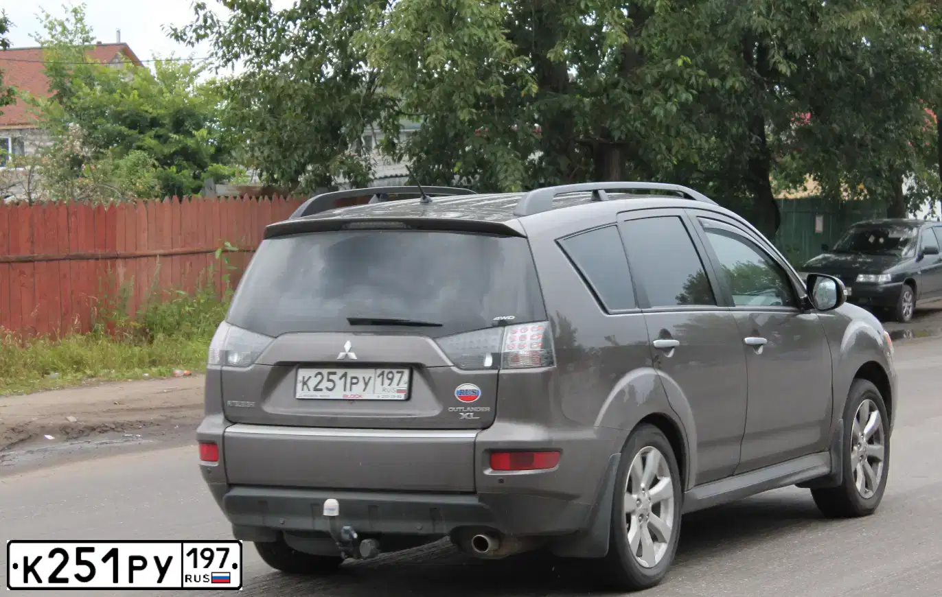 Фото автомобиля MITSUBISHI OUTLANDER, 2011 — госномер Е993УО35. Цвет: Коричневый