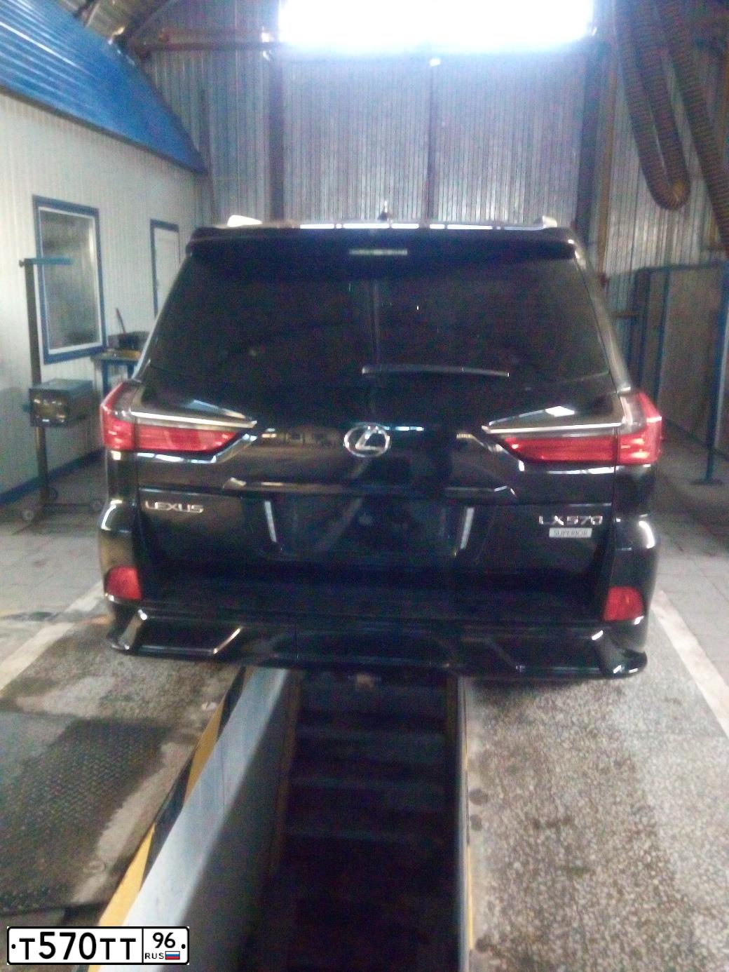 Фото автомобиля LEXUS LX, 2017 — госномер Т570ТТ96. Цвет: ЧЕРНЫЙ