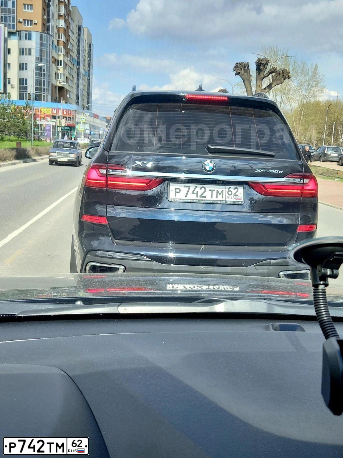 Фото автомобиля BMW X7, 2020 — госномер Р742ТМ62. Цвет: ЧЕРНЫЙ
