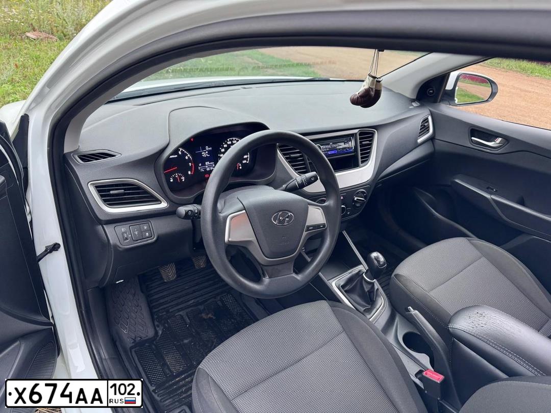 Фото автомобиля HYUNDAI SOLARIS, 2017 — госномер С585ВУ18. Цвет: Белый