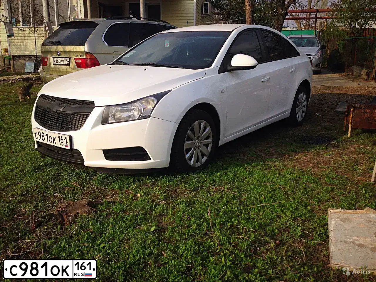 Фото автомобиля CHEVROLET CRUZE, 2012 — госномер Е918УУ161. Цвет: БЕЛЫЙ