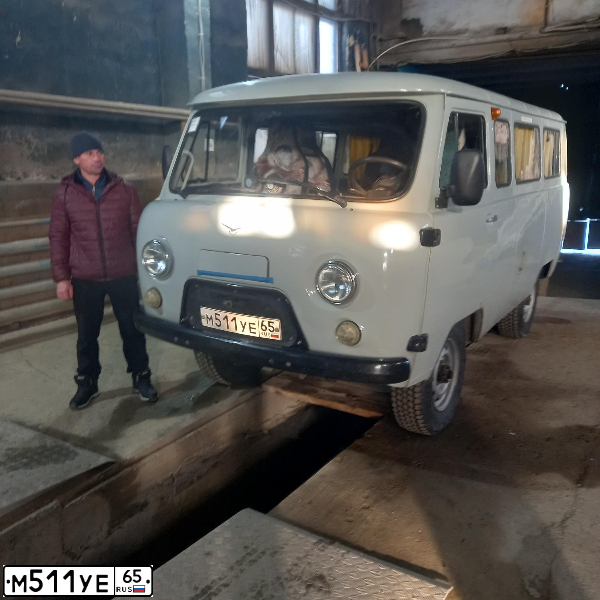 Фото автомобиля UAZ 2206, 2016 — госномер М511УЕ65. Цвет: СВЕТЛ СЕР НЕМЕТАЛЛИК