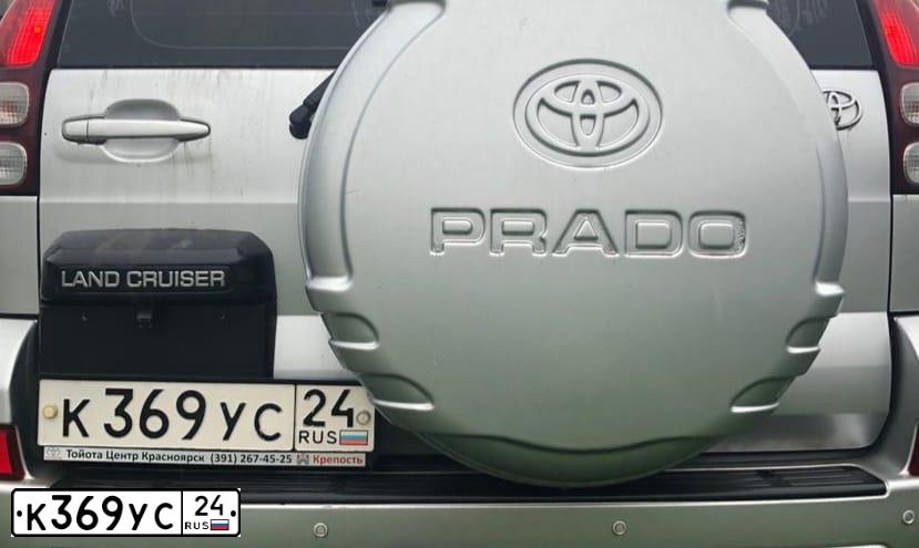 Фото автомобиля TOYOTA LANDCRUISER, 2008 — госномер К369УС24. Цвет: серебристый