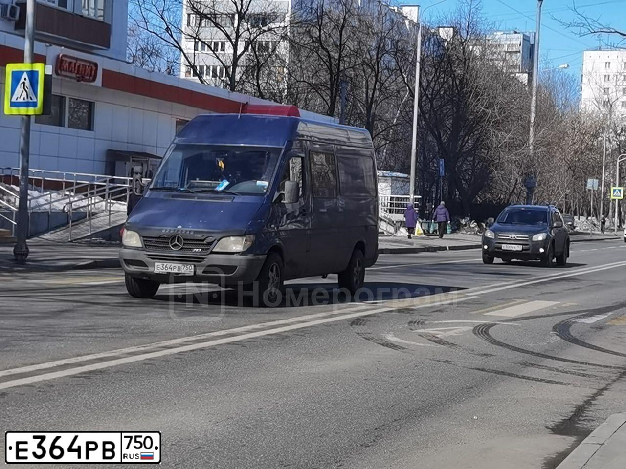 Фото автомобиля MERCEDES SPRINTER, 2004 — госномер Е364РВ750. Цвет: СИНИЙ
