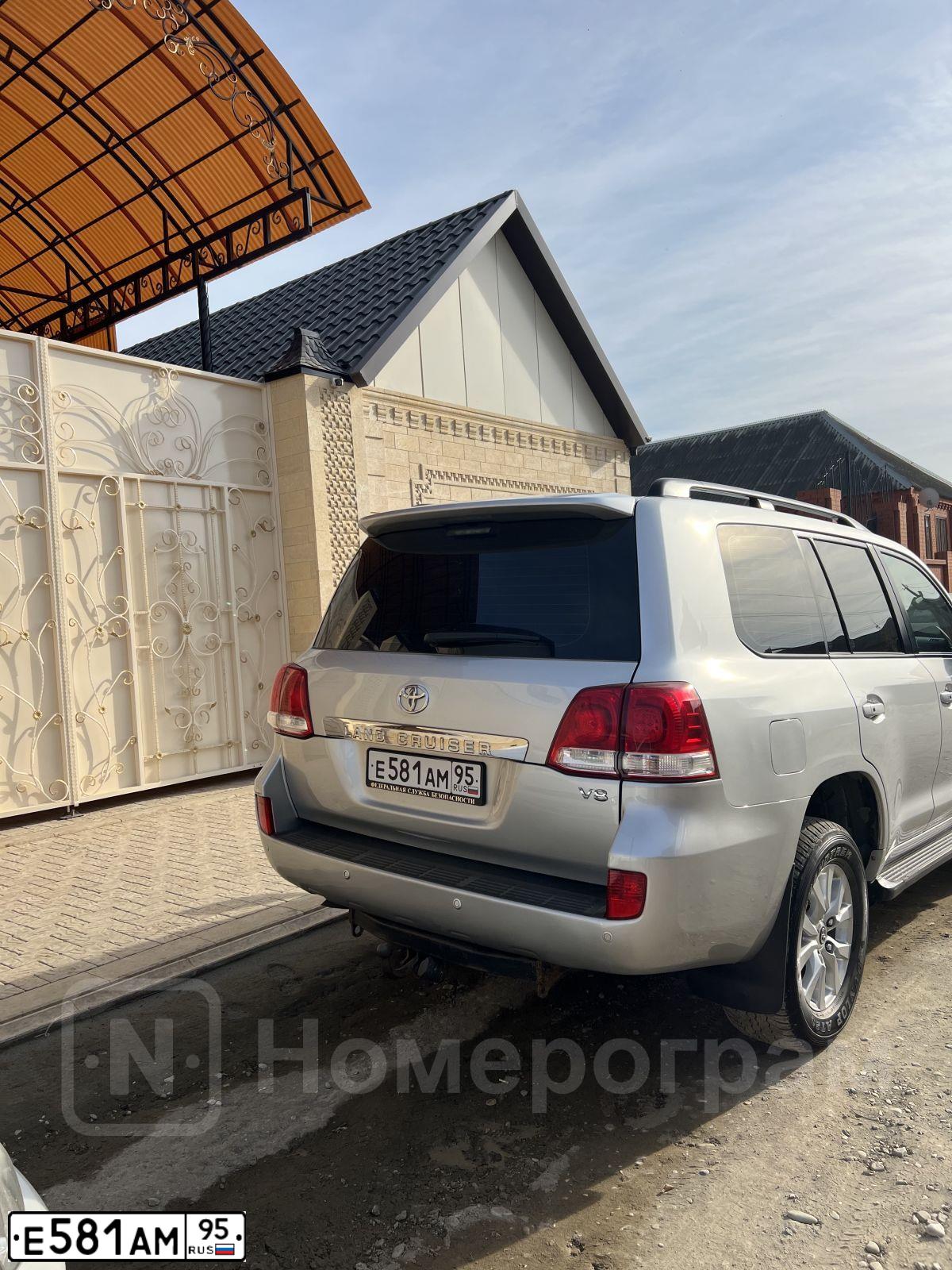 Фото автомобиля TOYOTA LANDCRUISER 200, 2008 — госномер Е581АМ95. Цвет: Серебристый