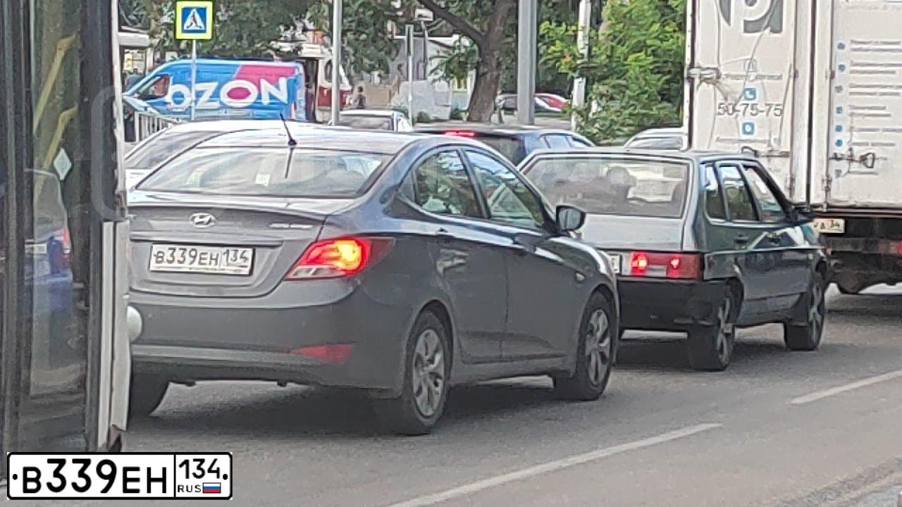 Фото автомобиля HYUNDAI SOLARIS, 2014 — госномер В339ЕН134. Цвет: ТЕМНО СЕРЫЙ