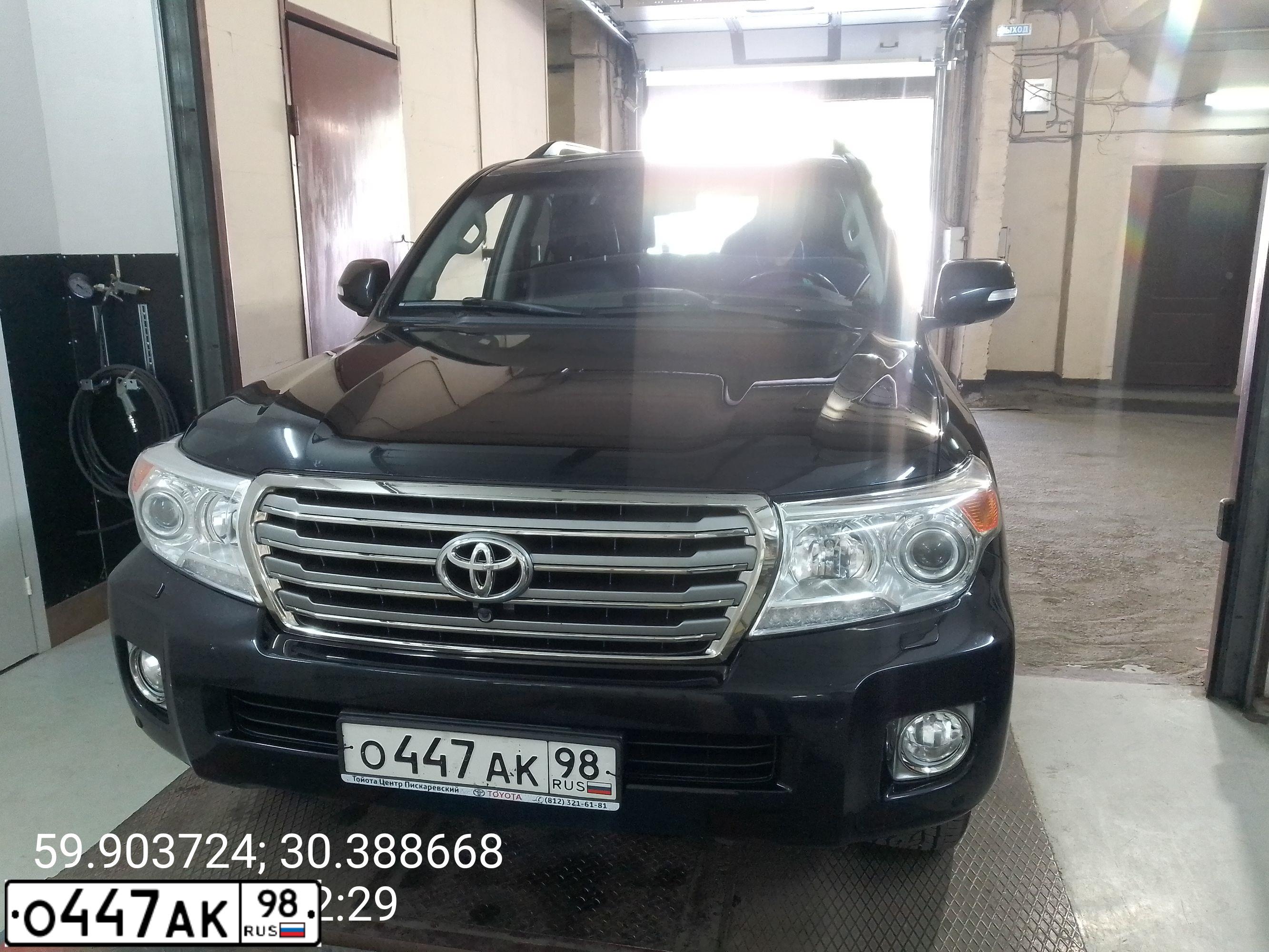 Фото автомобиля TOYOTA LANDCRUISER 200, 2009. Цвет: ЧЕРНЫЙ