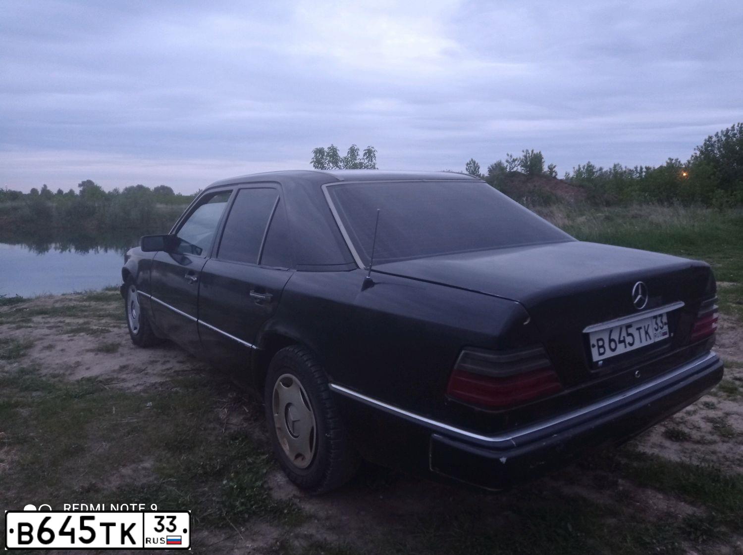 Фото автомобиля MERCEDES E-KLASSE, 1992 — госномер В645ТК33. Цвет: ЧЕРНЫЙ