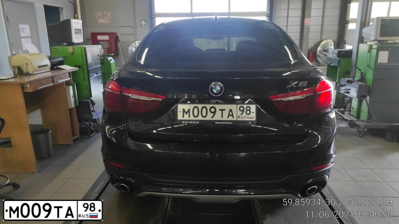 Фото автомобиля BMW X6, 2016 — госномер М009ТА98. Цвет: ЧЕРНЫЙ