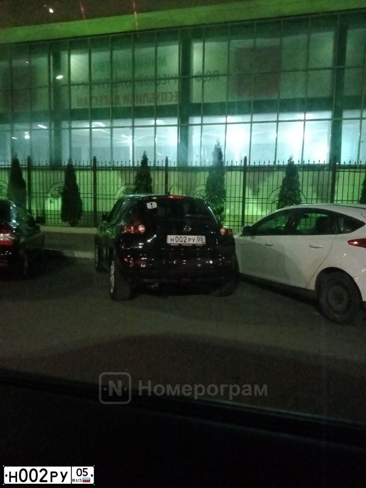Фото автомобиля LADA VESTA, 2020 — госномер Н002РУ05. Цвет: ЧЕРНЫЙ