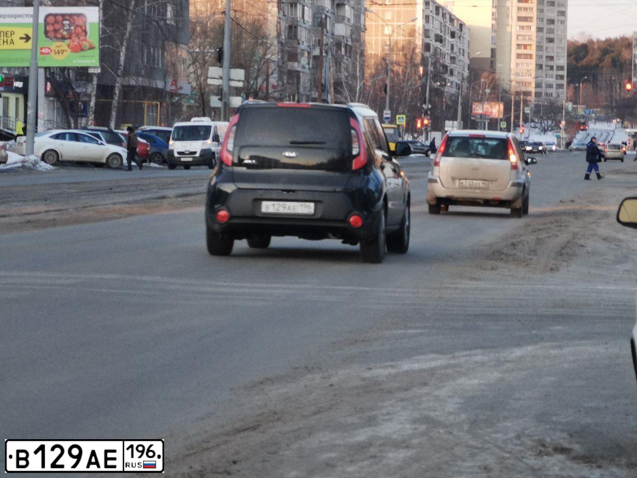 Фото автомобиля KIA SOUL, 2014 — госномер В129АЕ196. Цвет: ЧЕРНЫЙ