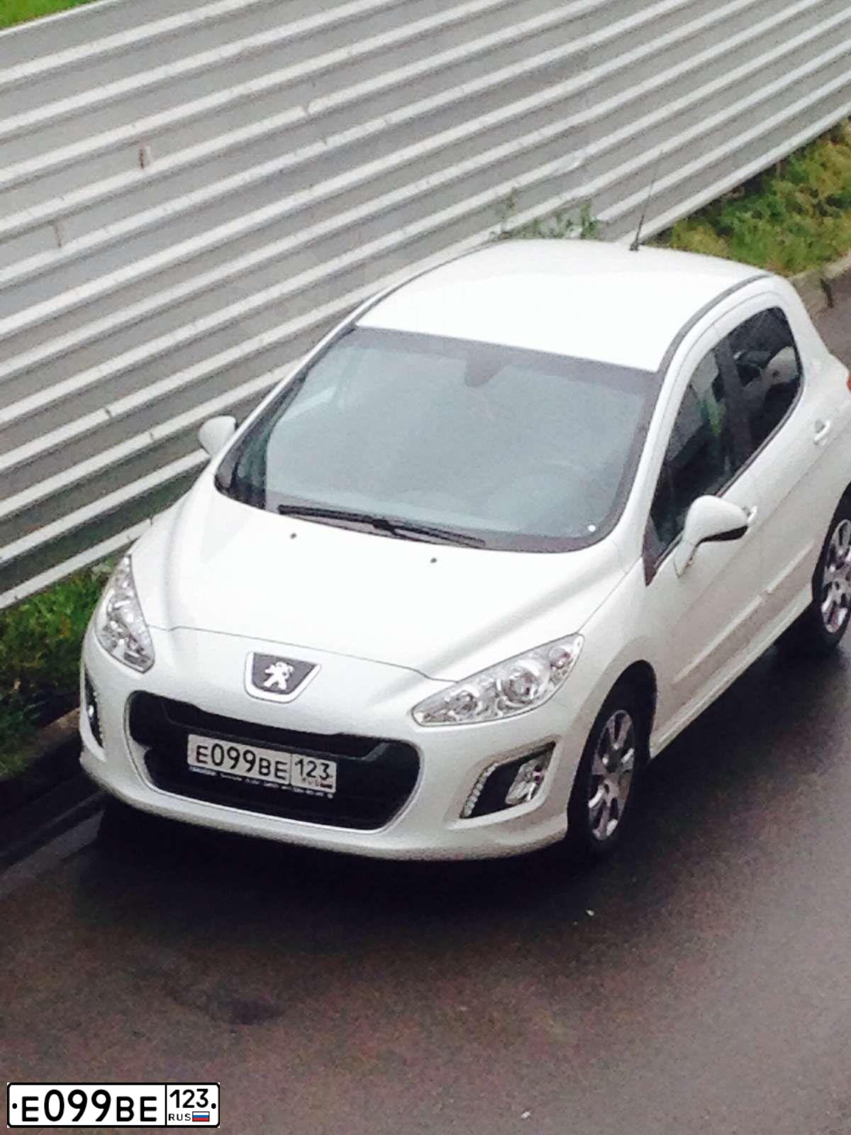 Фото автомобиля PEUGEOT 308, 2011 — госномер А799УВ92. Цвет: Белый