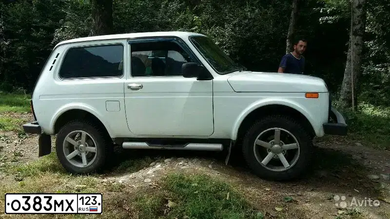 Фото автомобиля LADA 2121 NIVA, 2013 — госномер О383МХ123. Цвет: ЯРКО-БЕЛЫЙ