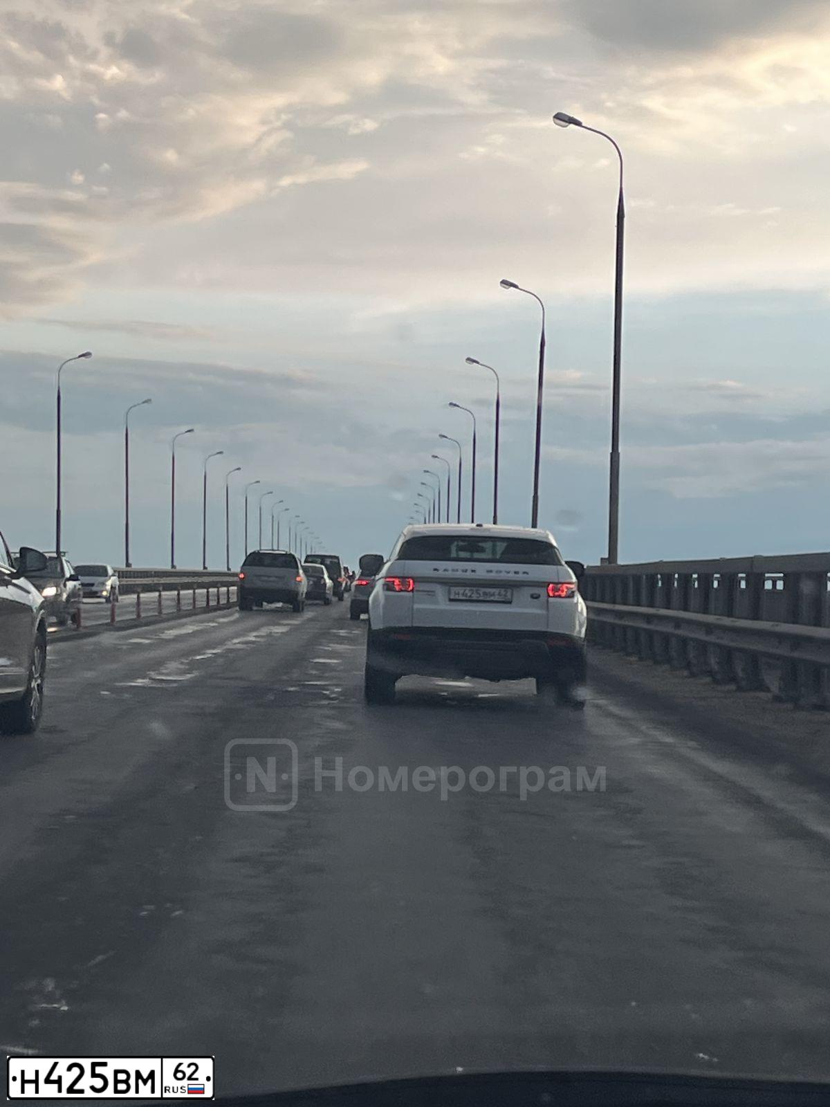 Фото автомобиля LANDROVER RANGE ROVER EVOQUE, 2012 — госномер Н425ВМ62. Цвет: ЯРКО-БЕЛЫЙ