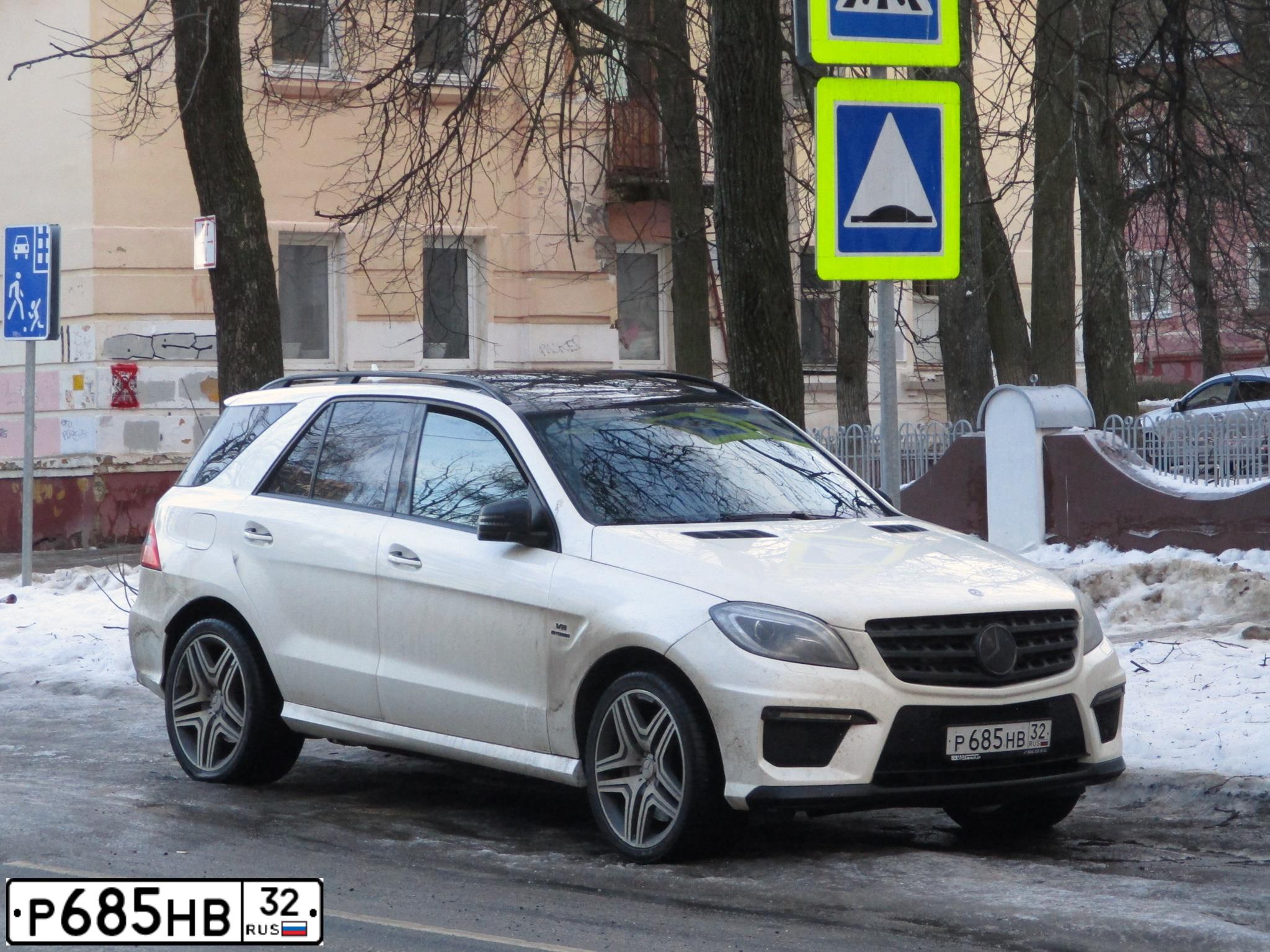 Фото автомобиля MERCEDES M-KLASSE, 2013 — госномер Р685НВ32. Цвет: Белый