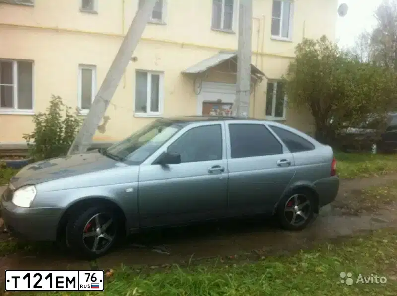 Фото автомобиля LADA 2172 PRIORA, 2010 — госномер Т121ЕМ76. Цвет: СЕРО-ЗЕЛЕНЫЙ