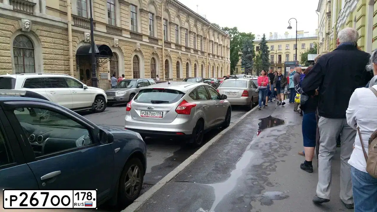 Фото автомобиля FORD FOCUS, 2013 — госномер Р267ОО178. Цвет: СЕРЕБРИСТЫЙ
