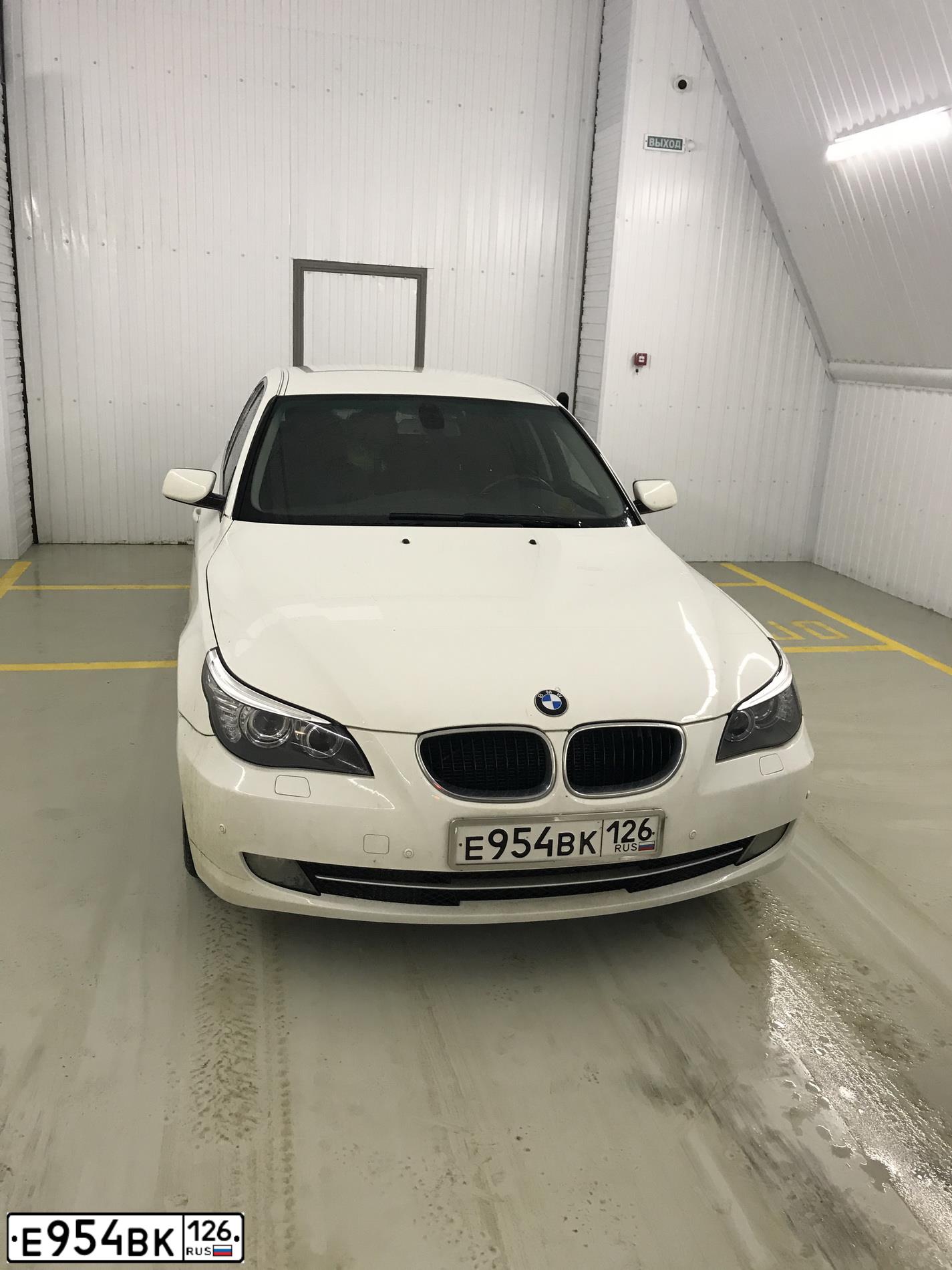 Фото автомобиля BMW SERIE 5, 2009 — госномер Е954ВК126. Цвет: БЕЛЫЙ