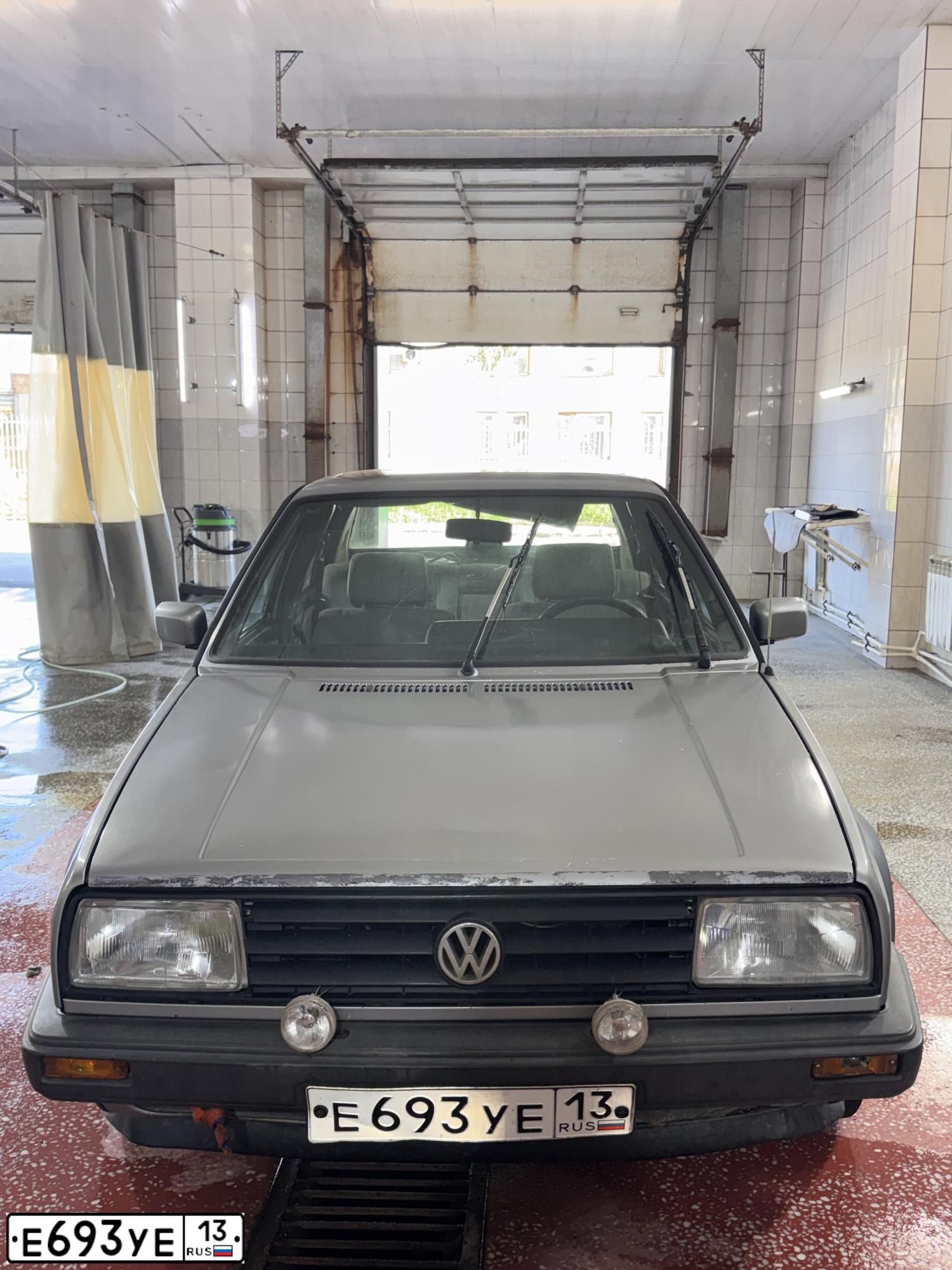 Фото автомобиля VOLKSWAGEN JETTA, 1988 — госномер Е693УЕ13. Цвет: БЕЛЫЙ (СЕРЫЙ)