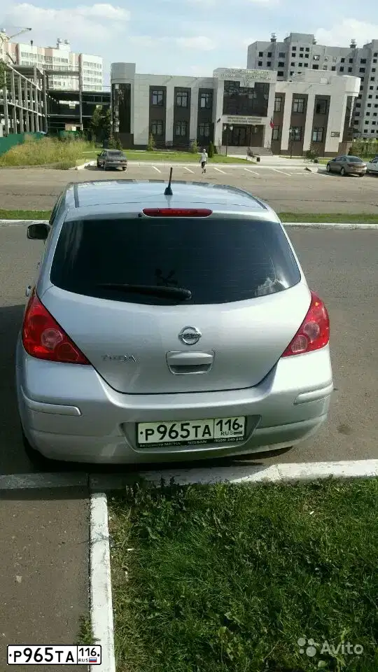 Фото автомобиля NISSAN TIIDA, 2012 — госномер Е144КВ702. Цвет: СЕРЕБРИСТЫЙ