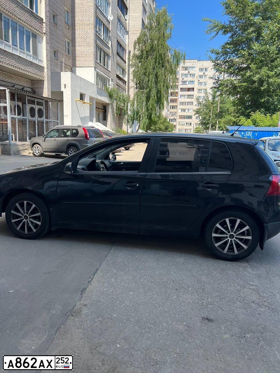 Фото автомобиля VOLKSWAGEN GOLF, 2008 — госномер У670НТ152. Цвет: ЧЕРНЫЙ
