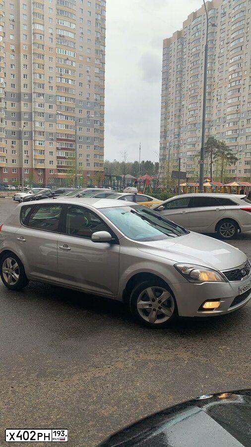 Фото автомобиля KIA CEE'D, 2010 — госномер К466ВХ790. Цвет: Серый