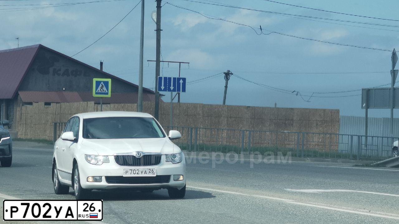 Фото автомобиля SKODA SUPERB, 2012 — госномер О556МТ126. Цвет: Белый
