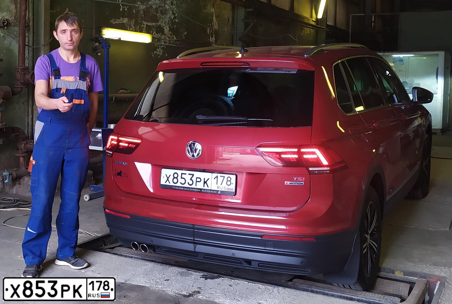 Фото автомобиля VOLKSWAGEN TIGUAN, 2017 — госномер Е206ВТ977. Цвет: ВИШНЕВЫЙ