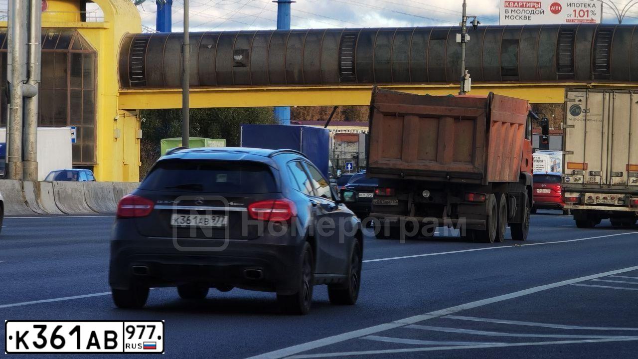 Фото автомобиля MERCEDES GLA-KLASSE, 2015 — госномер К361АВ977. Цвет: Коричневый