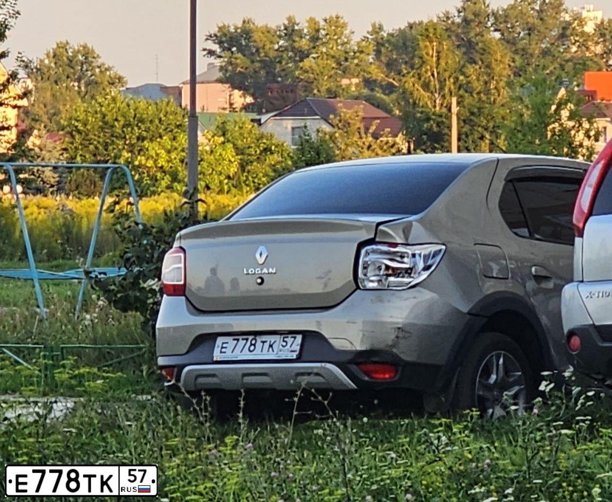 Фото автомобиля RENAULT LOGAN, 2020 — госномер Е778ТК57. Цвет: СЕРЫЙ