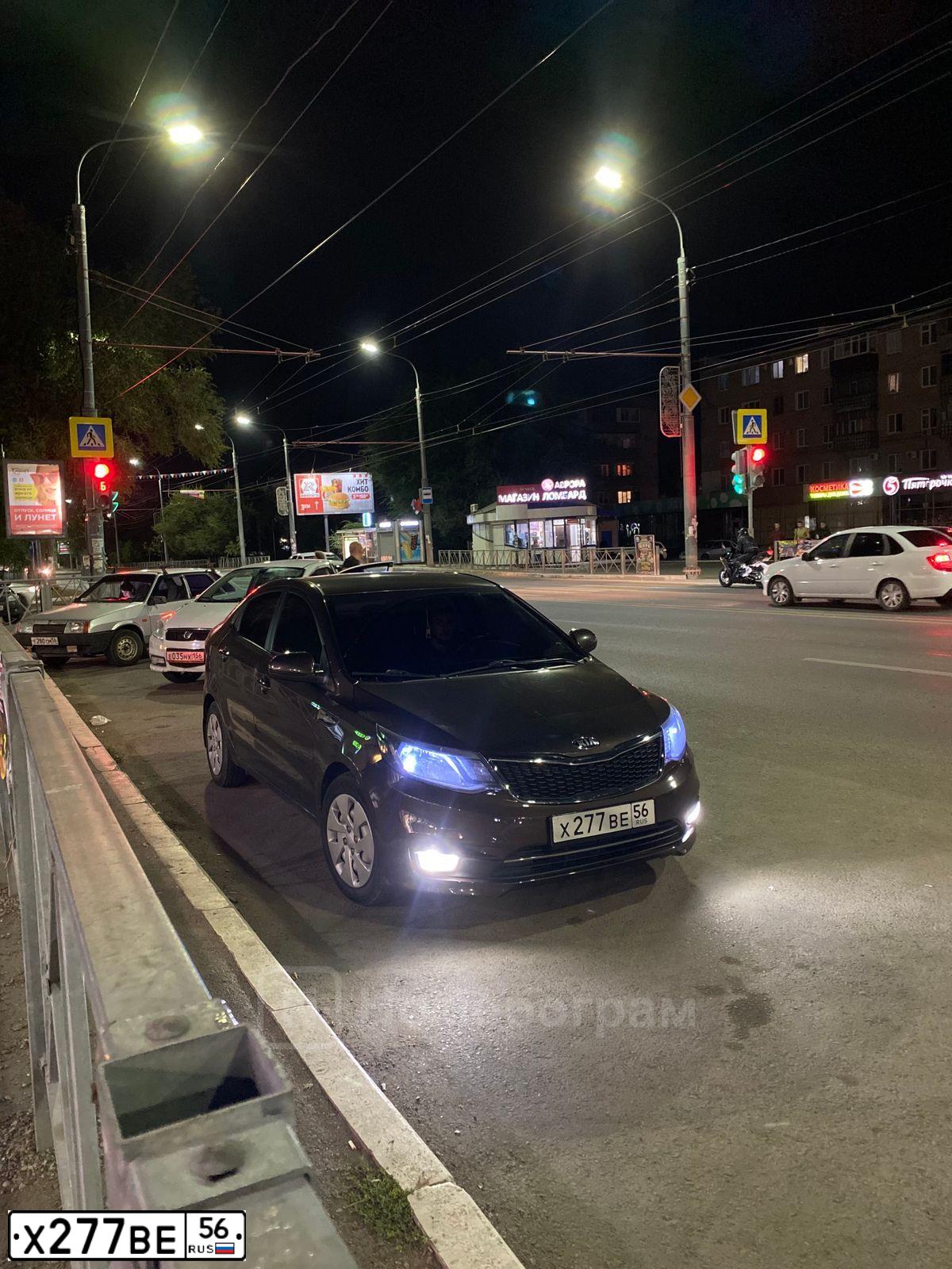 Фото автомобиля KIA RIO, 2016 — госномер Х277ВЕ56. Цвет: Коричневый
