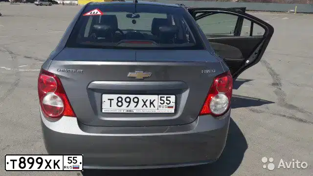 Фото автомобиля CHEVROLET AVEO, 2013 — госномер Т899ХК55. Цвет: Серый