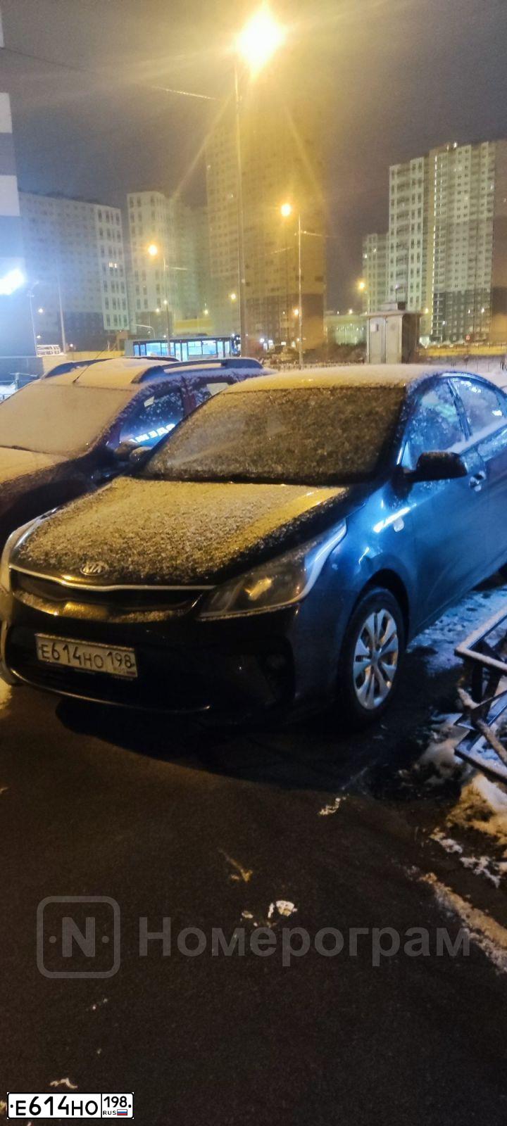 Фото автомобиля KIA RIO, 2019 — госномер Е614НО198. Цвет: ЧЕРНЫЙ