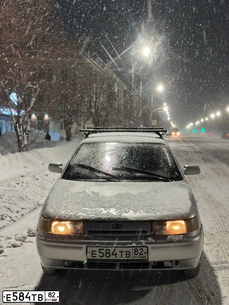 Фото автомобиля LADA 2110, 2003 — госномер Е584ТВ82. Цвет: Светло-Серебристый металлик