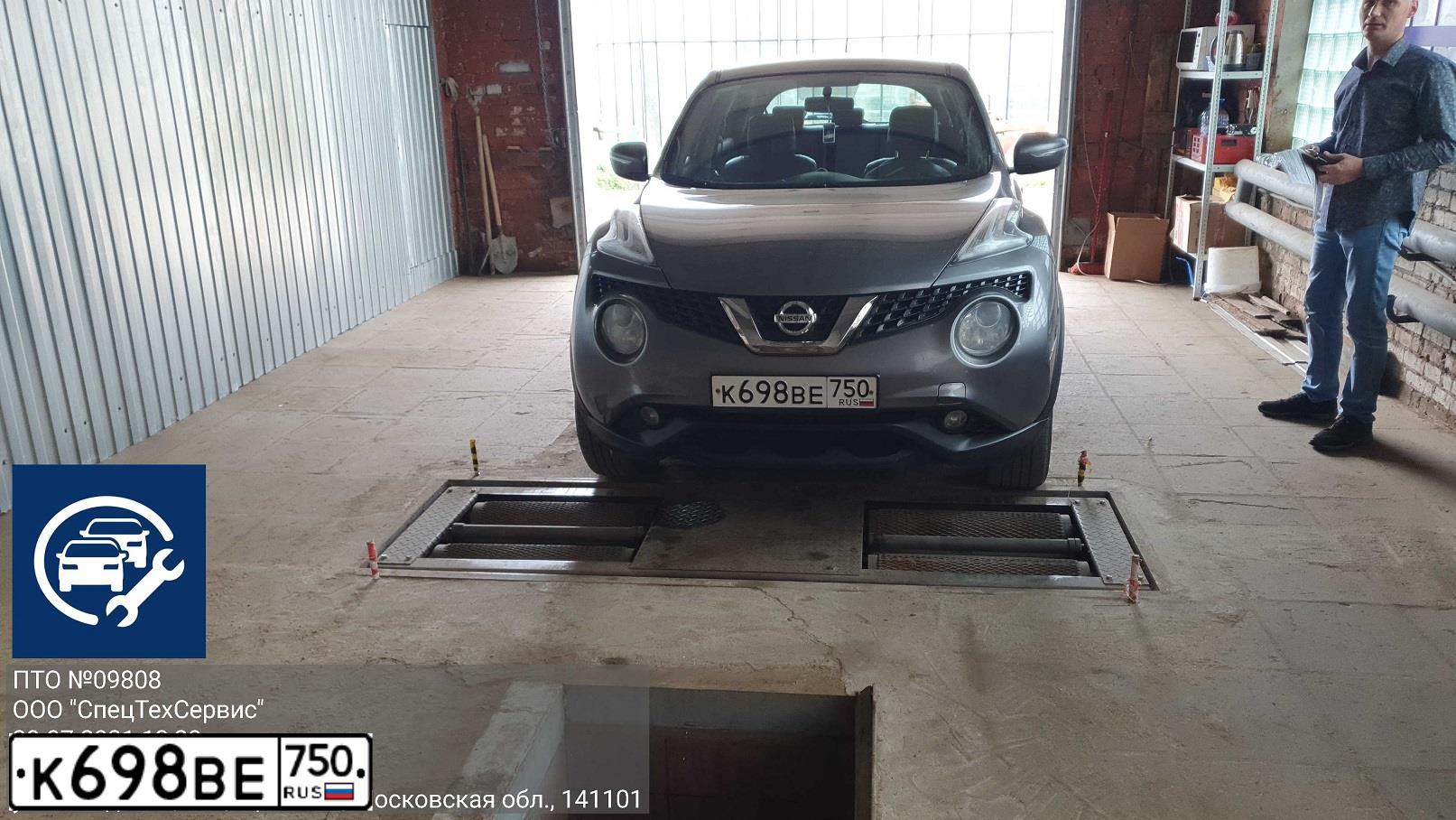 Фото автомобиля NISSAN JUKE, 2014 — госномер К698ВЕ750. Цвет: СЕРЫЙ