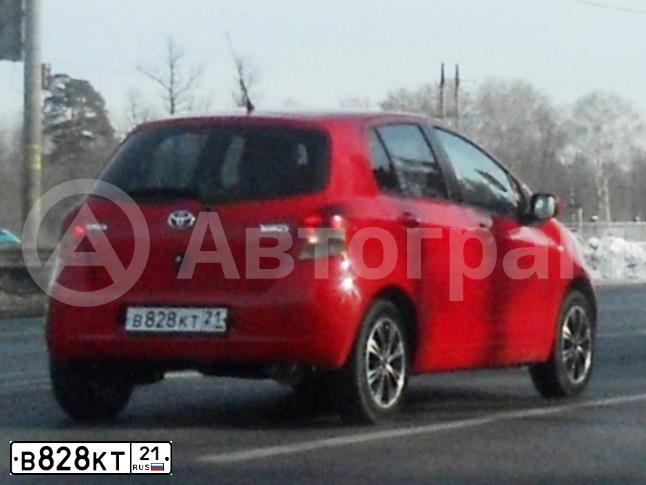 Фото автомобиля TOYOTA YARIS, 2008 — госномер В828КТ21. Цвет: КРАСНЫЙ