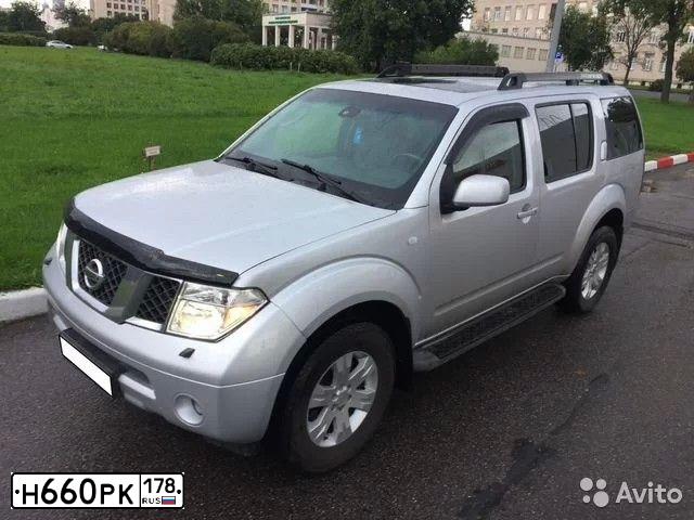 Фото автомобиля NISSAN PATHFINDER, 2006 — госномер О131ЕК98. Цвет: Серебристый