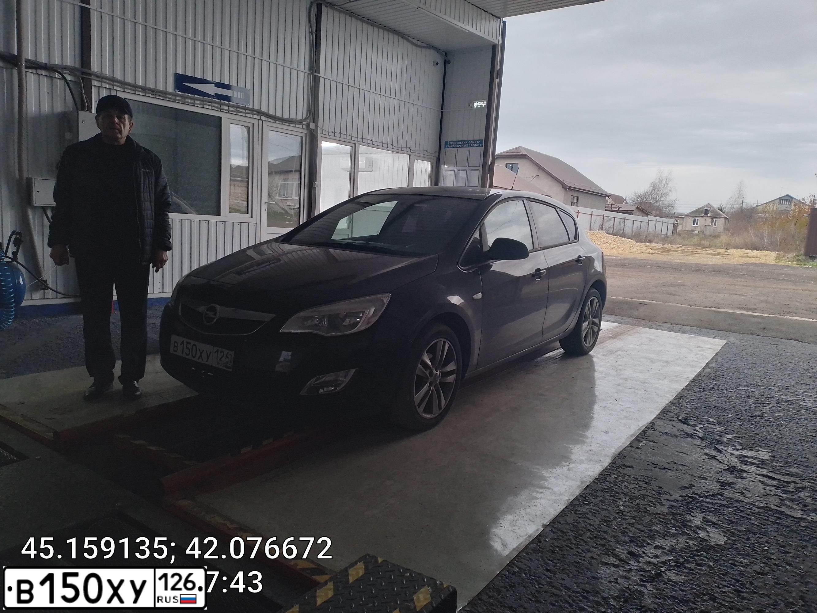 Фото автомобиля OPEL ASTRA, 2010 — госномер Е777НМ26. Цвет: ЧЕРНЫЙ
