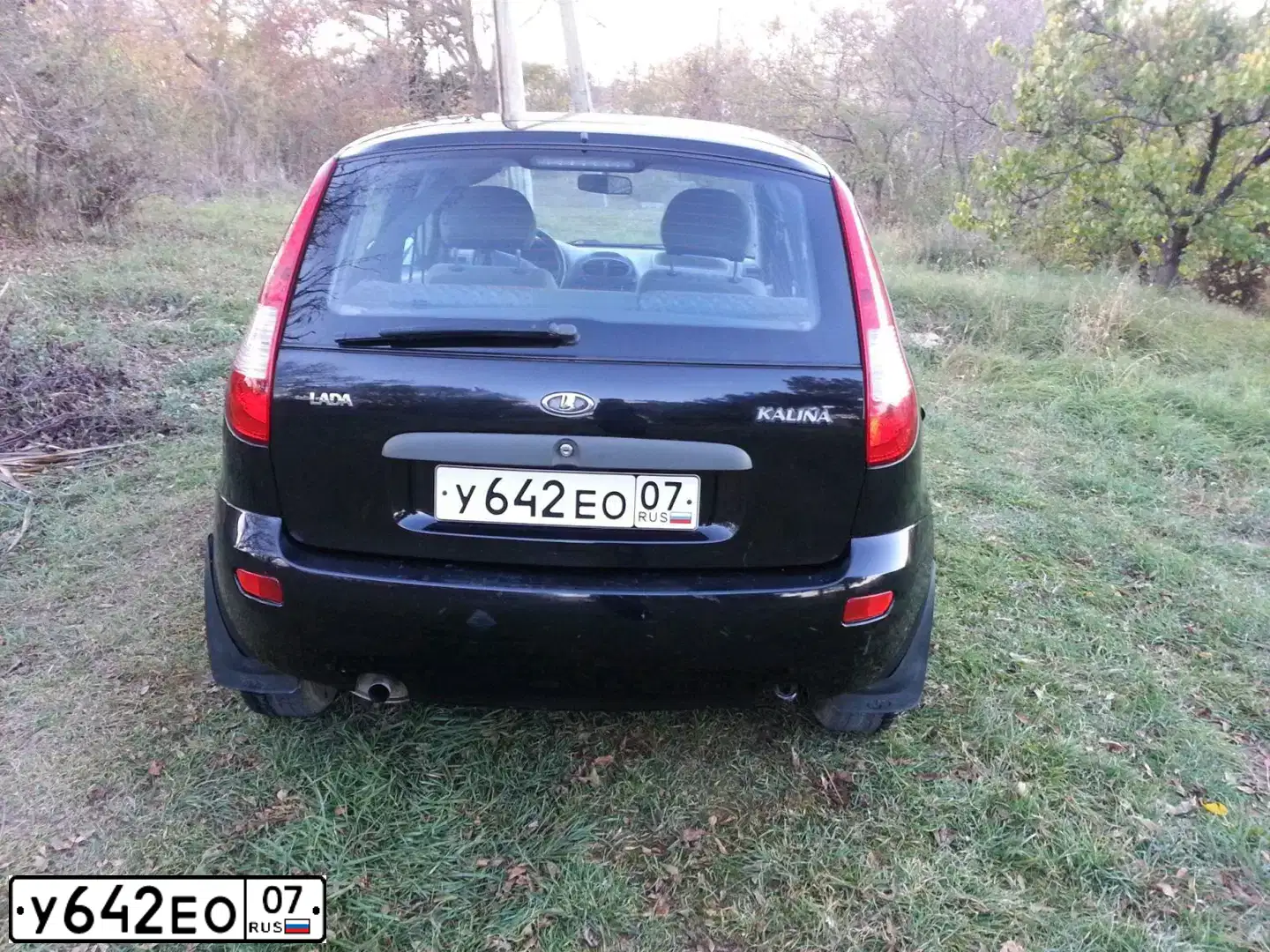 Фото автомобиля LADA 1119 KALINA, 2010 — госномер Е581ОУ15. Цвет: ЧЕРНЫЙ