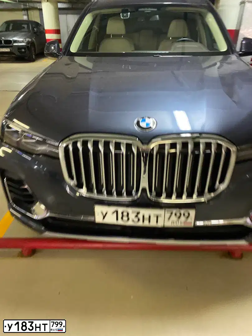 Фото автомобиля BMW X7, 2019 — госномер У183НТ799. Цвет: СЕРЫЙ