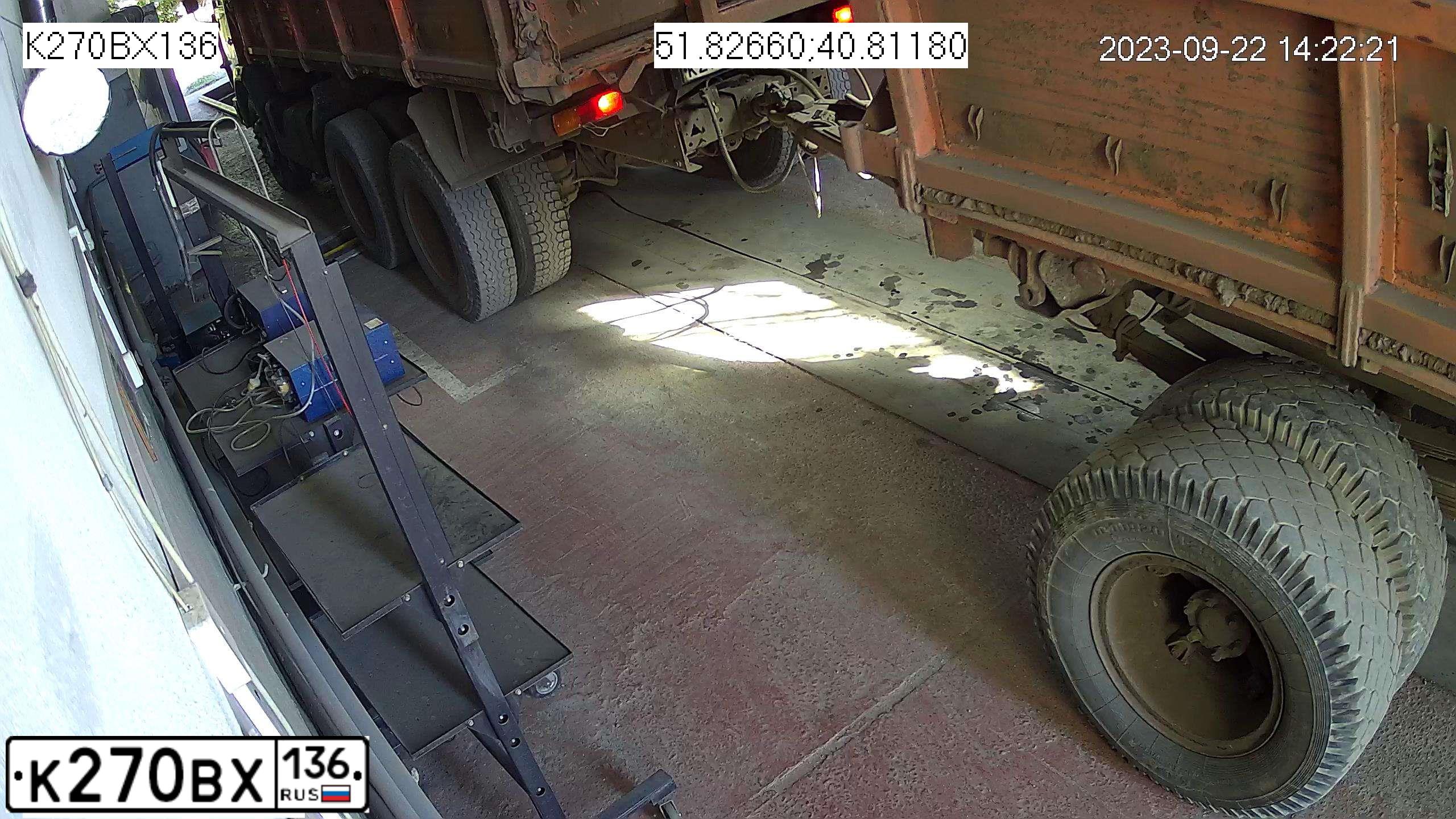 Фото автомобиля KAMAZ 53215 /6X4/, 2004 — госномер К270ВХ136. Цвет: ОРАНЖЕВЫЙ