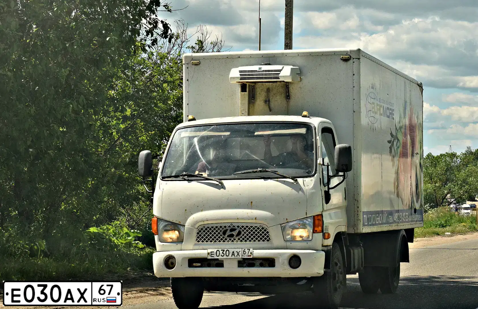 Фото автомобиля HYUNDAI MIGHTY, 2011 — госномер Е030АХ67. Цвет: Белый