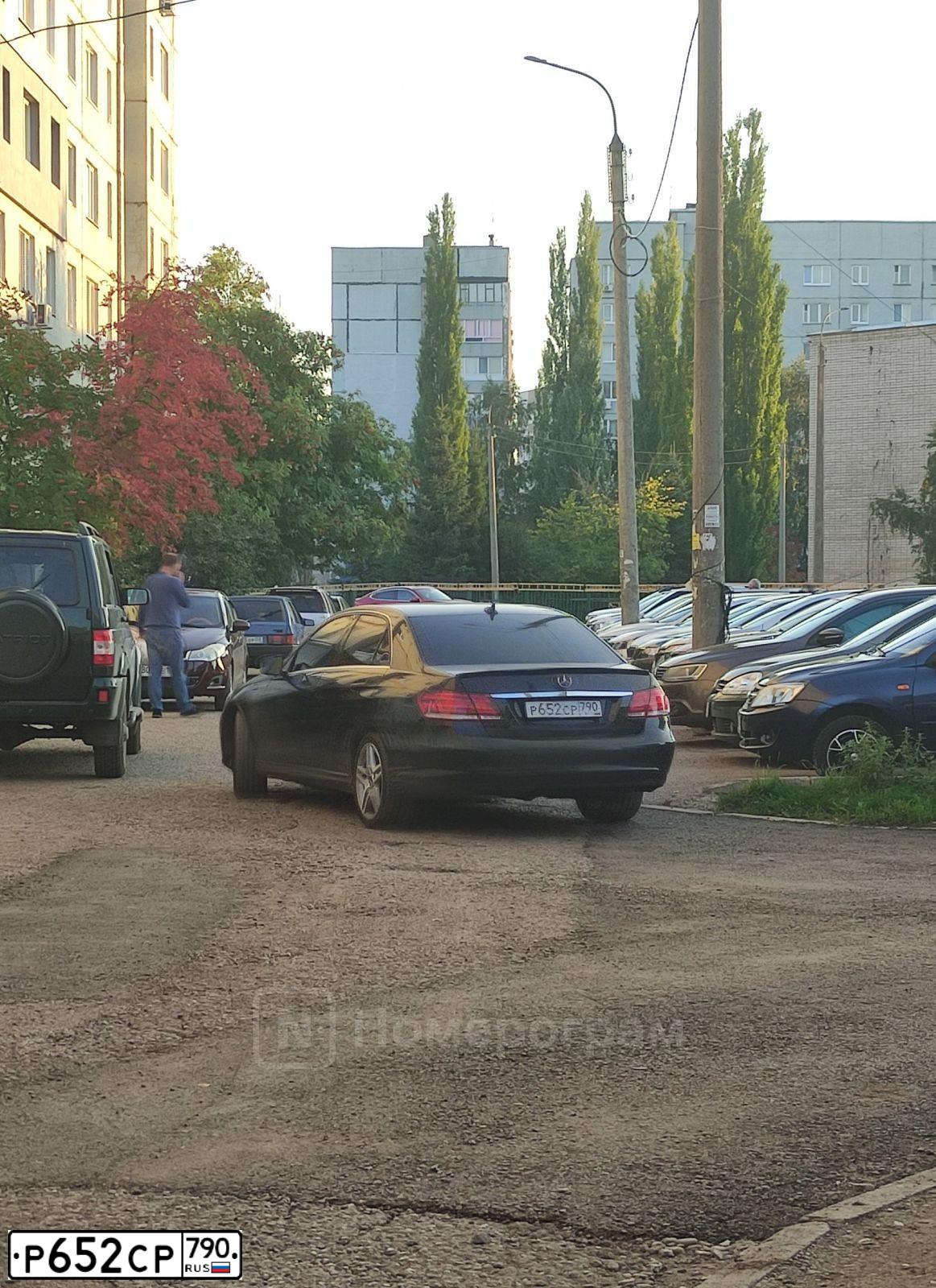 Фото автомобиля MERCEDES E-KLASSE, 2015 — госномер Р652СР790. Цвет: ЧЕРНЫЙ