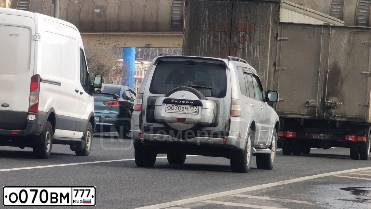 Фото автомобиля MITSUBISHI PAJERO, 2013 — госномер О070ВМ777. Цвет: СЕРЫЙ