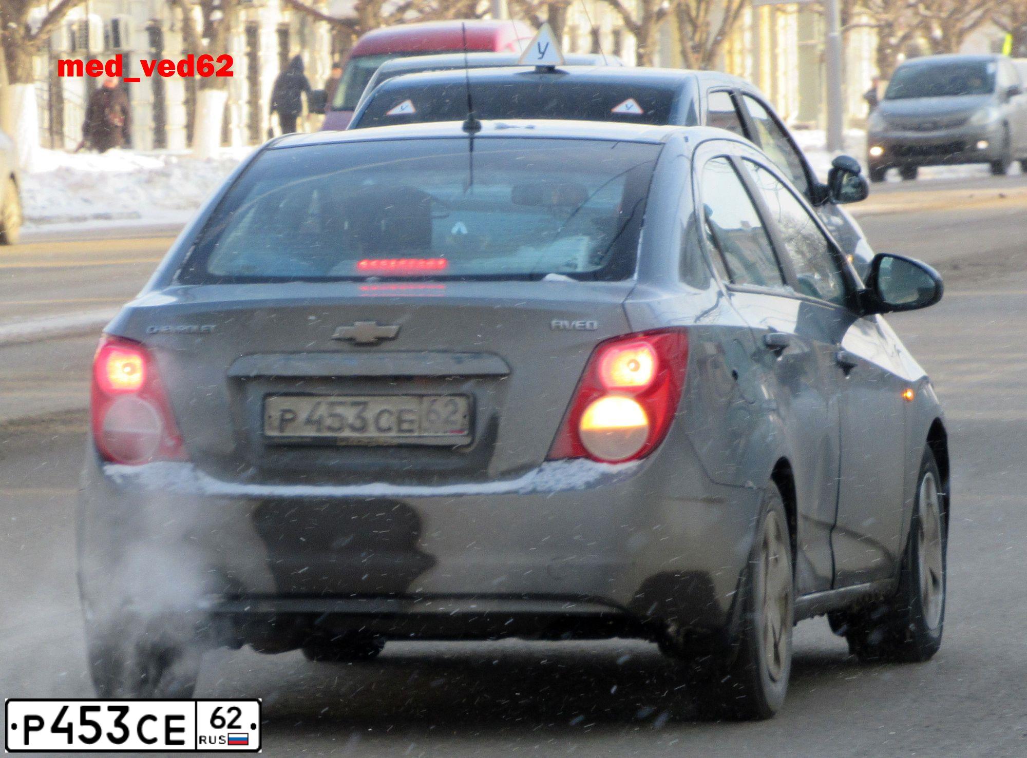 Фото автомобиля CHEVROLET AVEO, 2014 — госномер Р453СЕ62. Цвет: СЕРЫЙ МЕТАЛЛИК