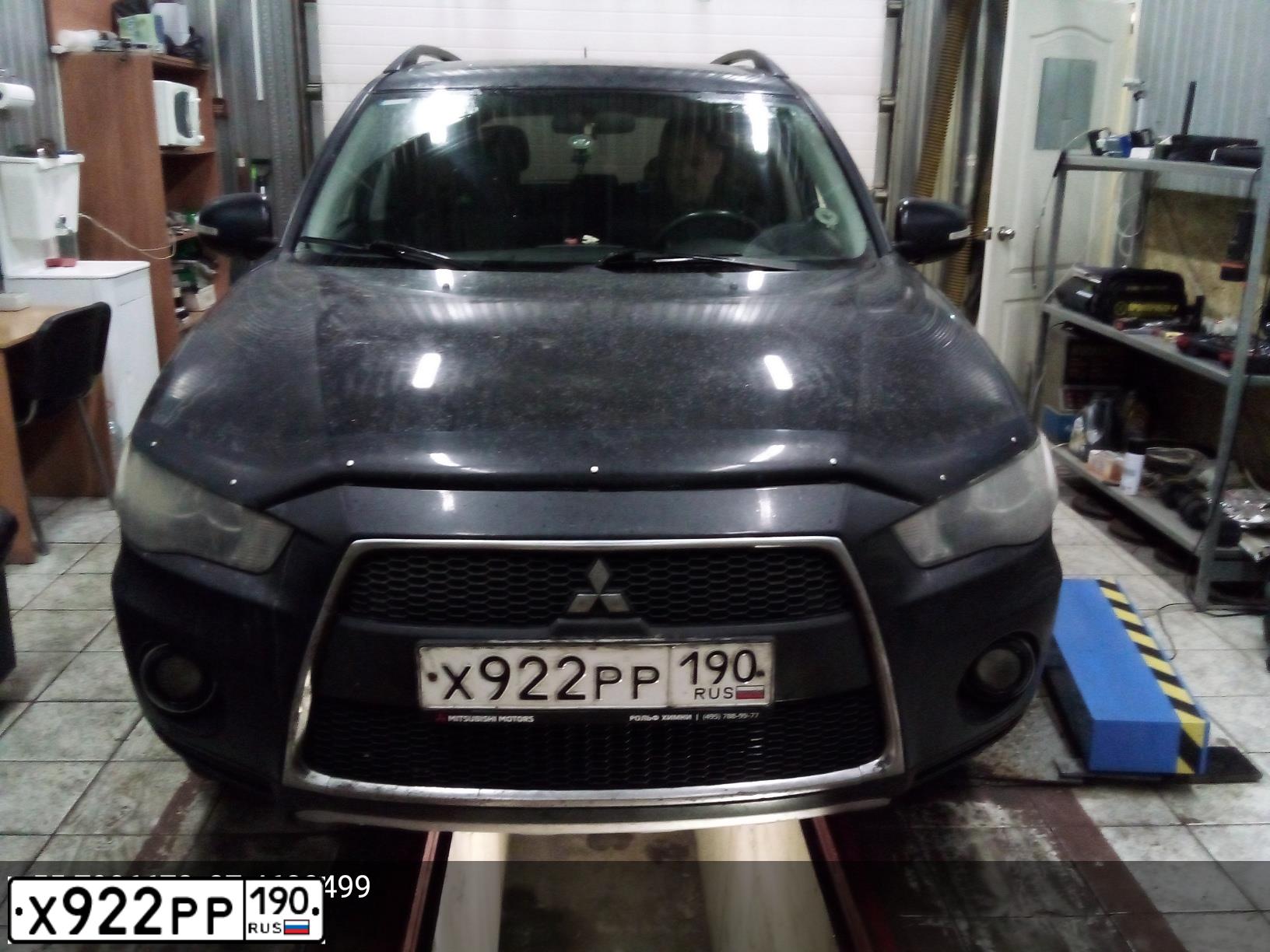 Фото автомобиля MITSUBISHI OUTLANDER, 2011 — госномер Х922РР190. Цвет: ЧЕРНЫЙ