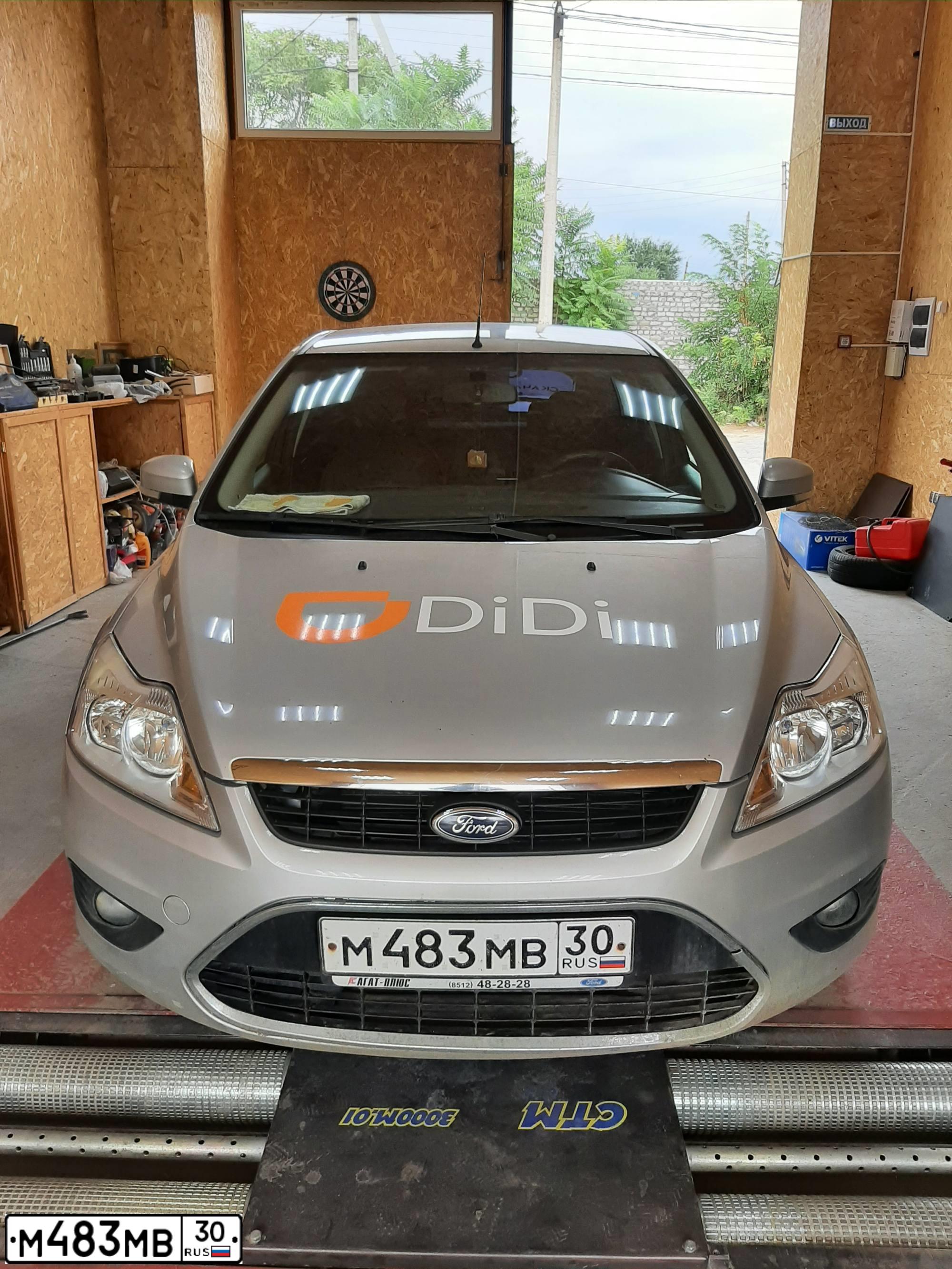 Фото автомобиля FORD FOCUS, 2010 — госномер М483МВ30. Цвет: СЕРЕБРИСТЫЙ