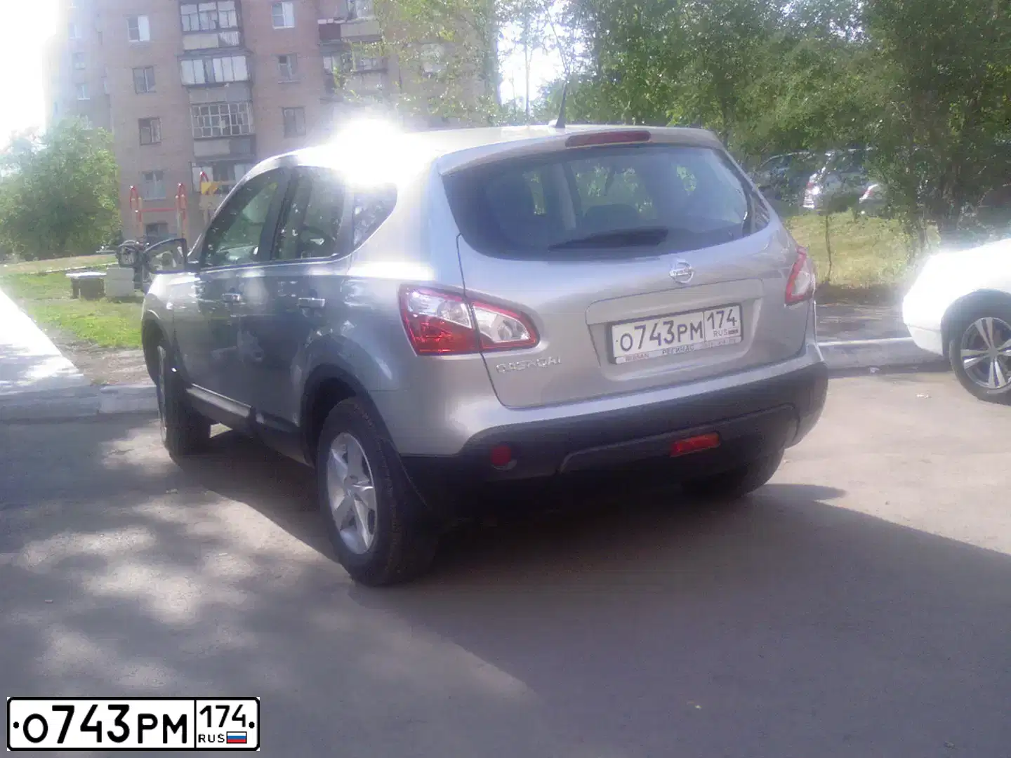 Фото автомобиля NISSAN QASHQAI, 2012 — госномер Е666ХВ174. Цвет: серебристый